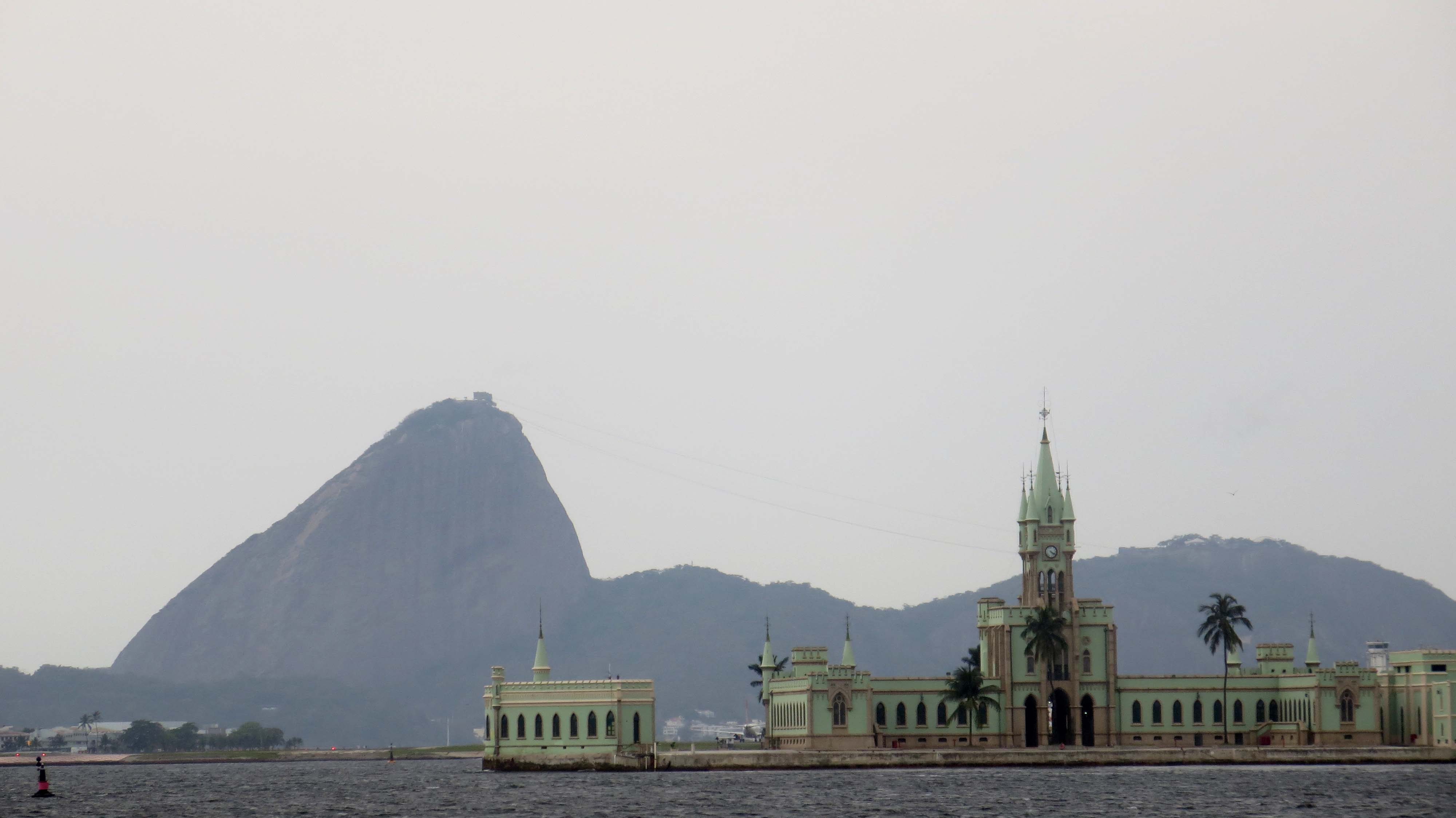 Ilha Fiscal e Pão de Açúcar, vista da embarcação do Passeio Marítimo na Baía de Guanabara